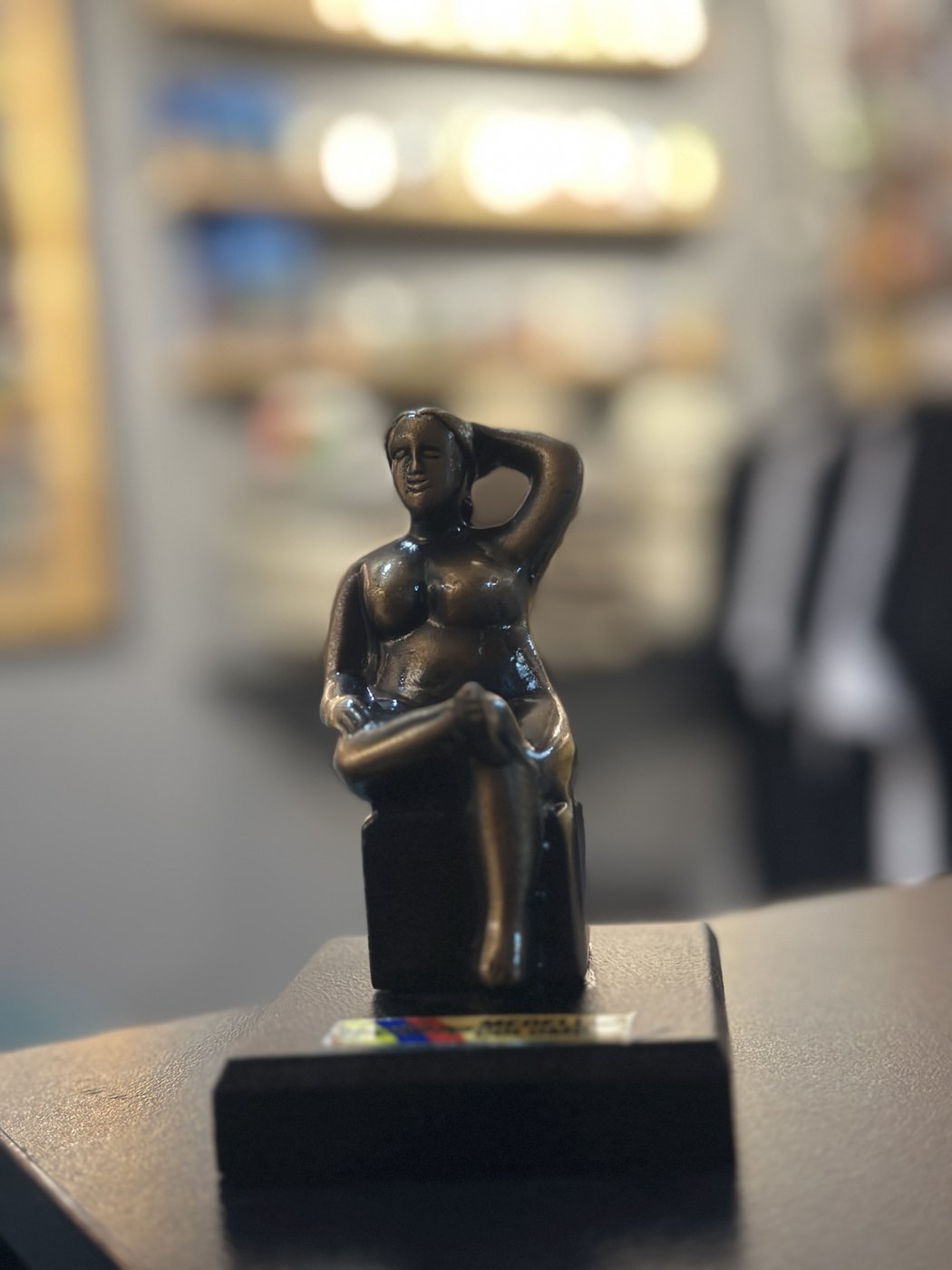 Miniatura Botero: Mujer Sentada - Souvenir Plaza Botero Medellín