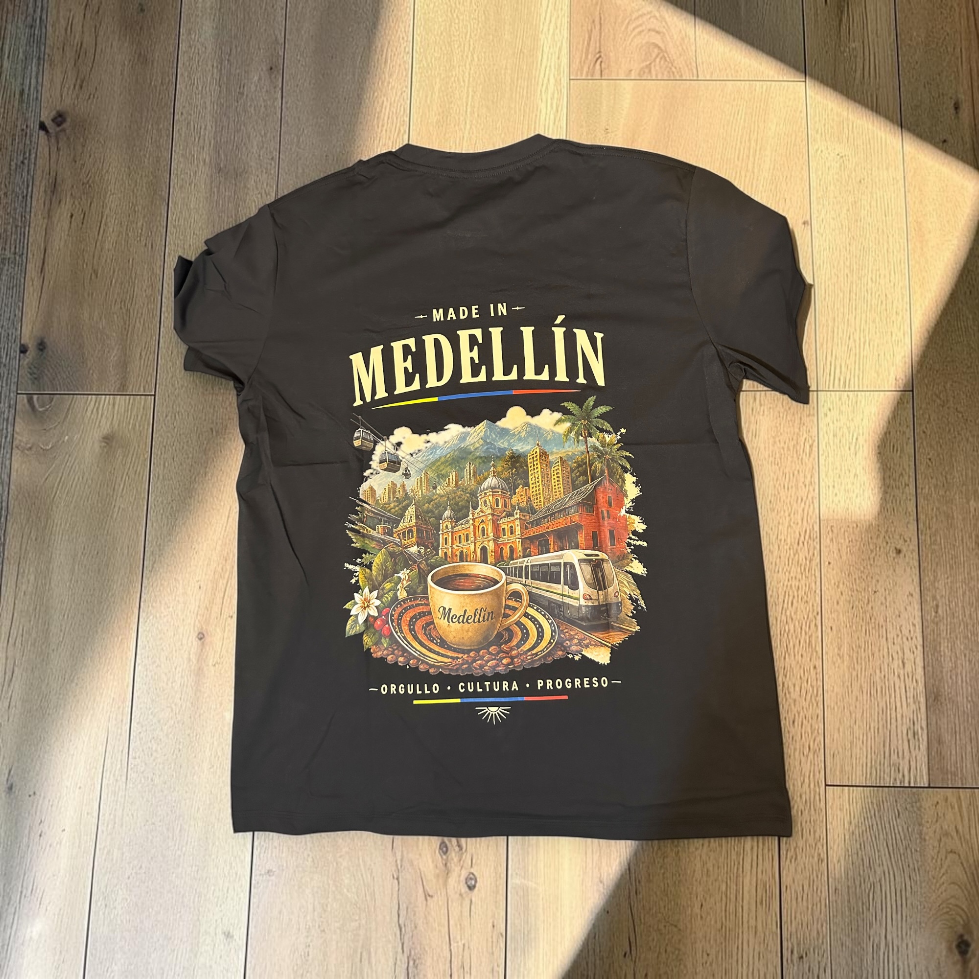 12 · Hecho en Medellín — Herren